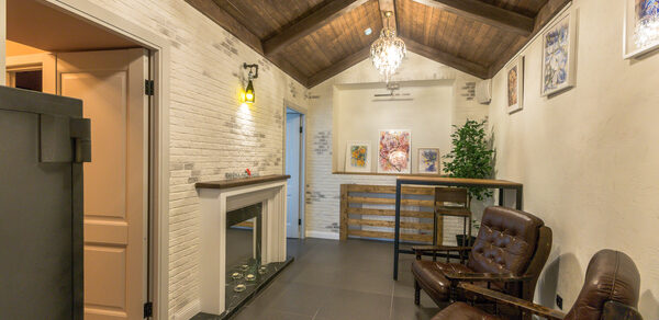 Светлый лофт с большими окнами