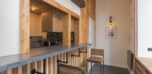 Светлый лофт с большими окнами