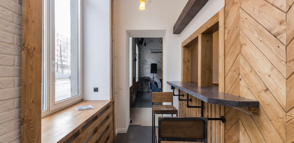 Светлый лофт с большими окнами