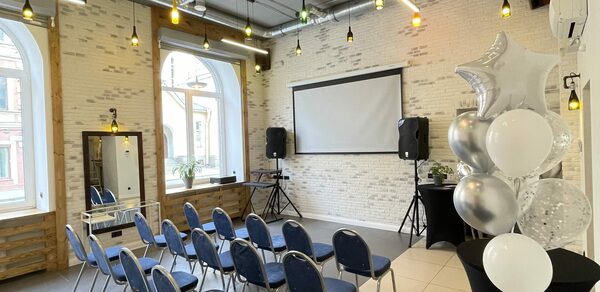 Светлый лофт с большими окнами