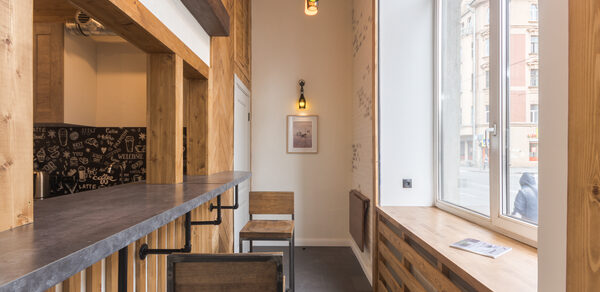 Светлый лофт с большими окнами