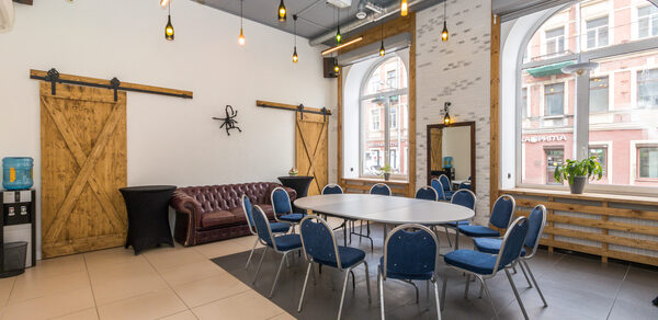 Светлый лофт с большими окнами