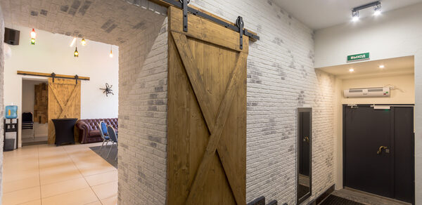 Светлый лофт с большими окнами