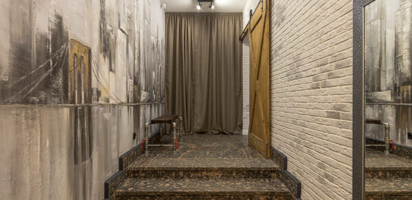 Светлый лофт с большими окнами