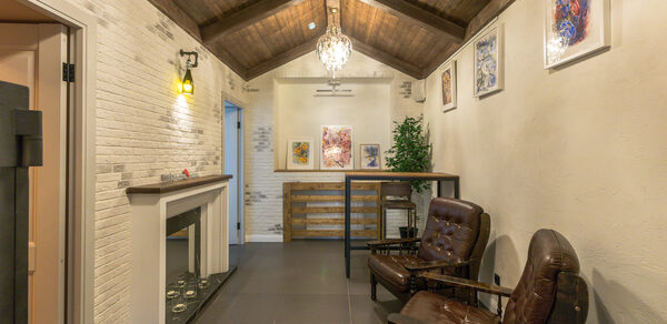 Светлый лофт с большими окнами