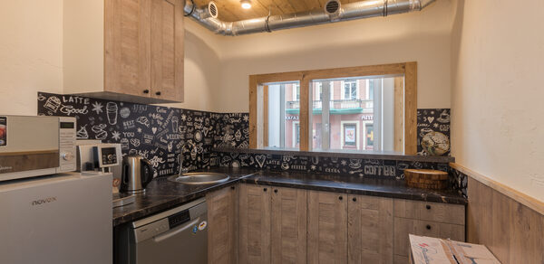 Светлый лофт с большими окнами