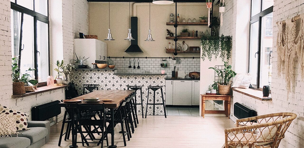 Лофт с кухней в белом кирпиче для детских праздников 