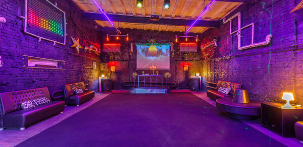 Loftblackout. Эксклюзивный черный лофт с летней террасой