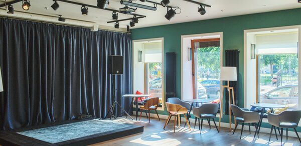 Книги и кофе. Творческий лофт со сценой