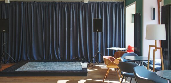 Книги и кофе. Творческий лофт со сценой