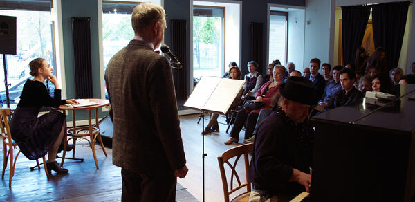 Книги и кофе. Творческий лофт со сценой