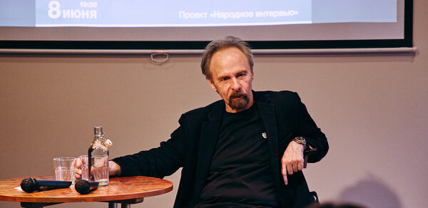 Книги и кофе. Творческий лофт со сценой