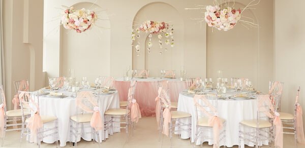 Роскошный панорамный лофт . Длинный высокий стол с накрытой едой для фуршета