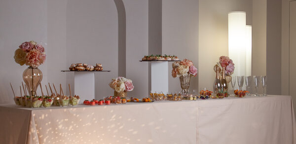 Роскошный панорамный лофт . Умывальники с зеркалом