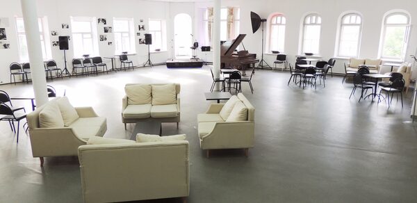 Лофт Фарфор. Торжественный лофт с роялем