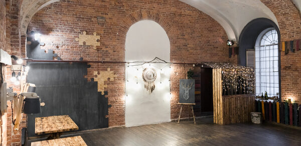 Лофт с арочными окнами и отдельным входом