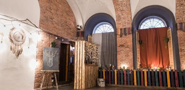 Лофт с арочными окнами и отдельным входом