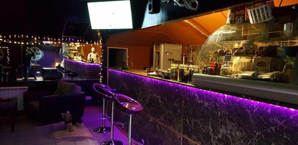 Зеркальный лофт с барной стойкой