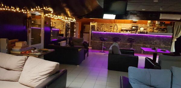 Зеркальный лофт с барной стойкой