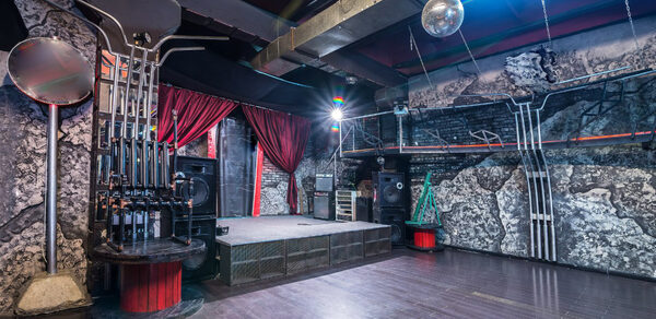 Brutal loft with a bar counter 