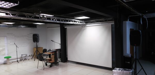 Brick House WHITE Лофт с большим экраном 