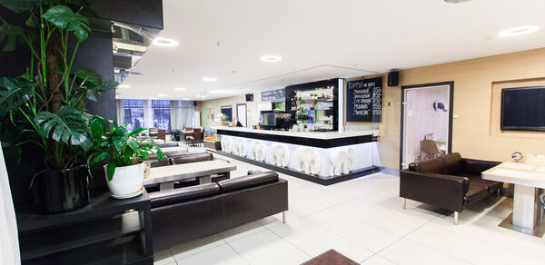 Бар с зелеными растениями 