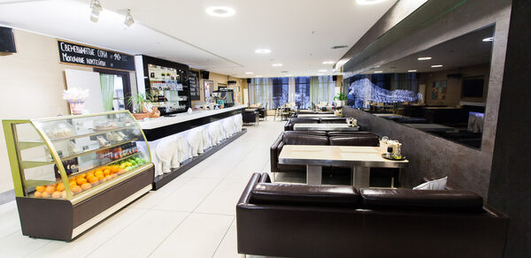 Бар с зелеными растениями 