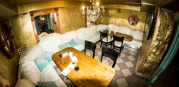 Зал с мягкими диванами 