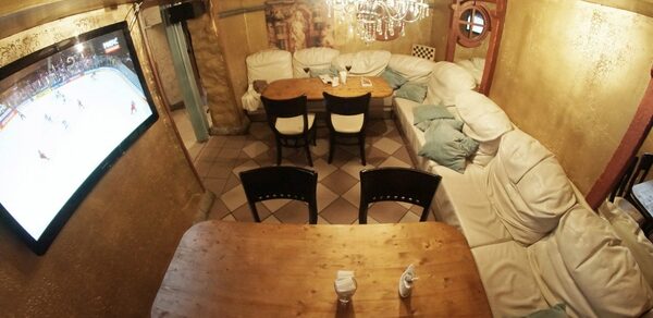 Зал с мягкими диванами 