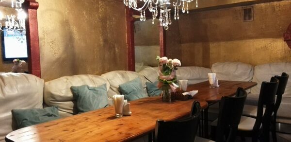 Зал с мягкими диванами 