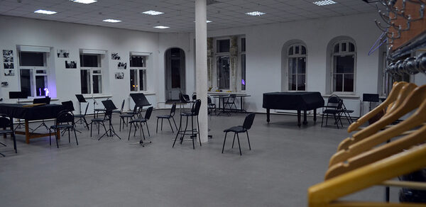 Белый лофт с колоннами и роялем 