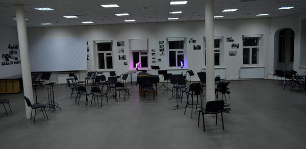 Белый лофт с колоннами и роялем 