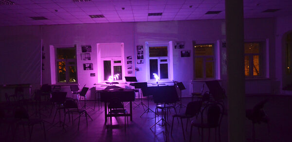 Белый лофт с колоннами и роялем 