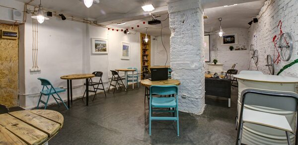 CheckPoint. Зал антикафе в белом кирпиче 