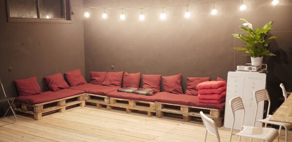 Лофт с экраном во всю стену