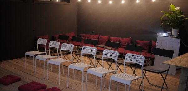 Лофт с экраном во всю стену