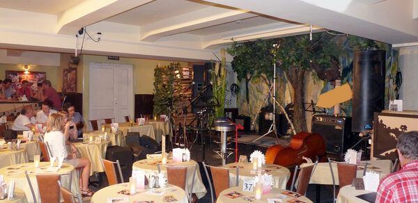 Малый зал со сценой на Цветном