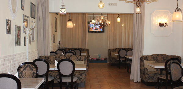 Кафе под закрытие с двумя залами