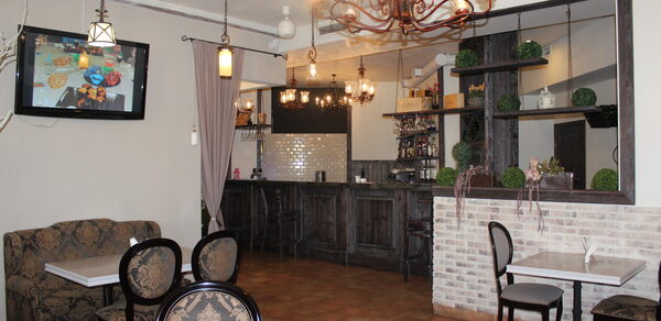 Кафе под закрытие с двумя залами