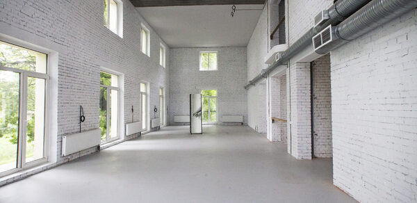 Резиденция искусств и технологий  Белый зал в особняке 