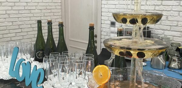 Зал в светлом кирпиче 