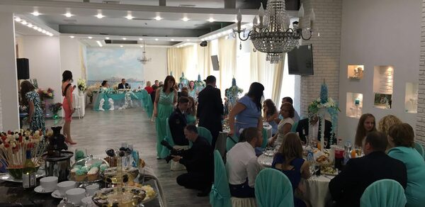 Зал в светлом кирпиче 