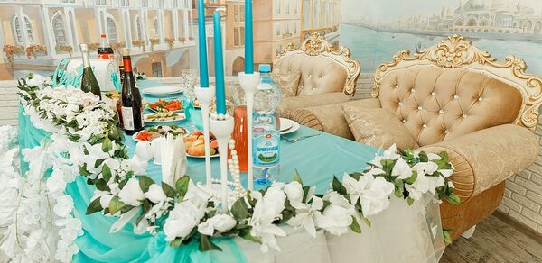 Зал в светлом кирпиче 