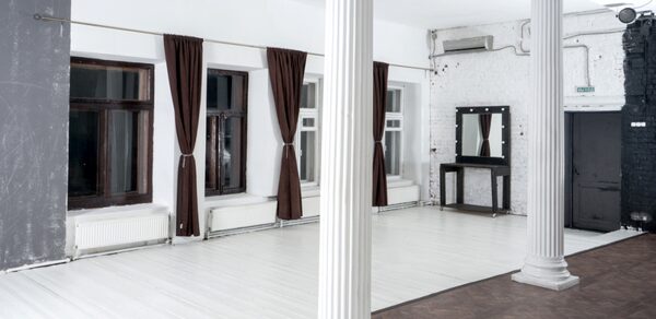 Лофт Фарфор. Стильный лофт с колоннами 