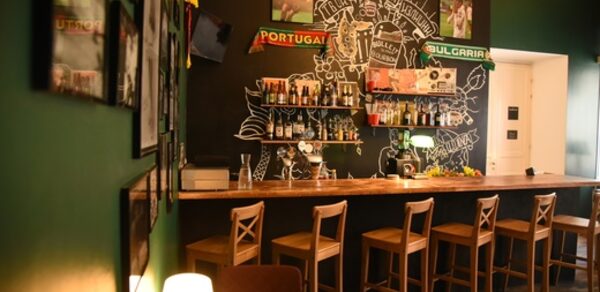 Commode. Зал с высокими потолками в центре