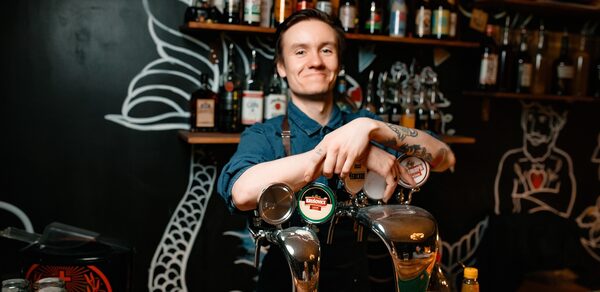 Commode. Зал с высокими потолками в центре