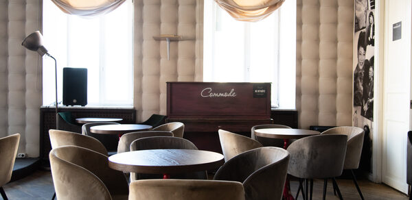 Commode. Зал с балконом 