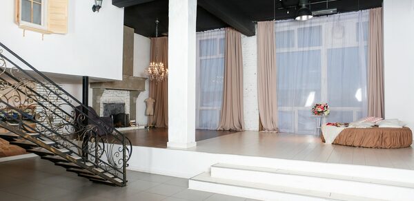 WhitePlace. Лофт-студия с подиумом