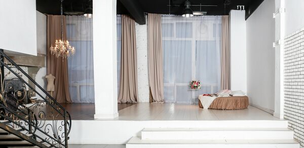 WhitePlace. Лофт-студия с подиумом