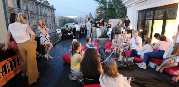 Летняя веранда на крыше в центре Москвы